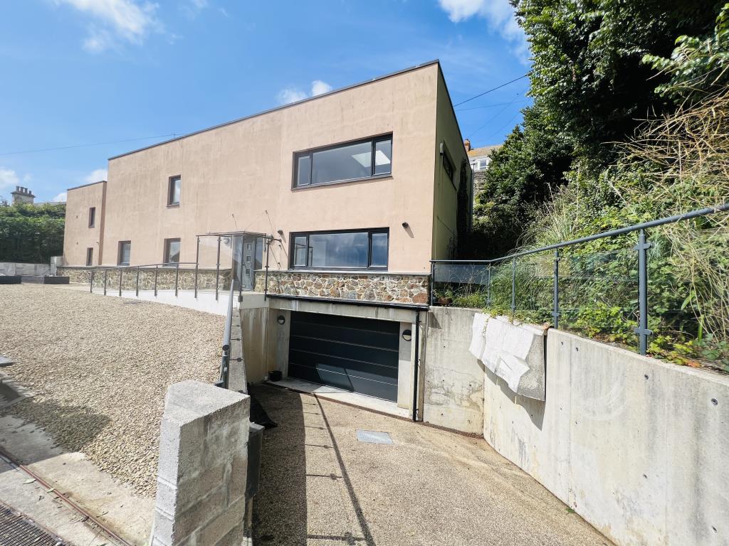 Lot: 125 - DETACHED HOUSE WITH VIEWS ACROSS MOUNT'S BAY AND ST MICHAEL'S MOUNT - View of the garage